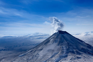 На Камчатке вулкан Карымский выбросил огромный столб пепла