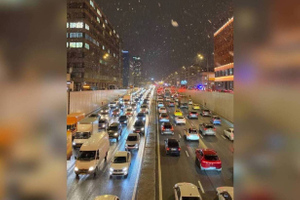 Москву сковали девятибалльные пробки из-за первого снега