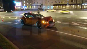 Очень "дорогое" ДТП: Последствия столкновения Bentley и Genesis в Москве попали на видео