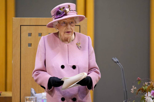 Королева Великобритании Елизавета II провела ночь в больнице