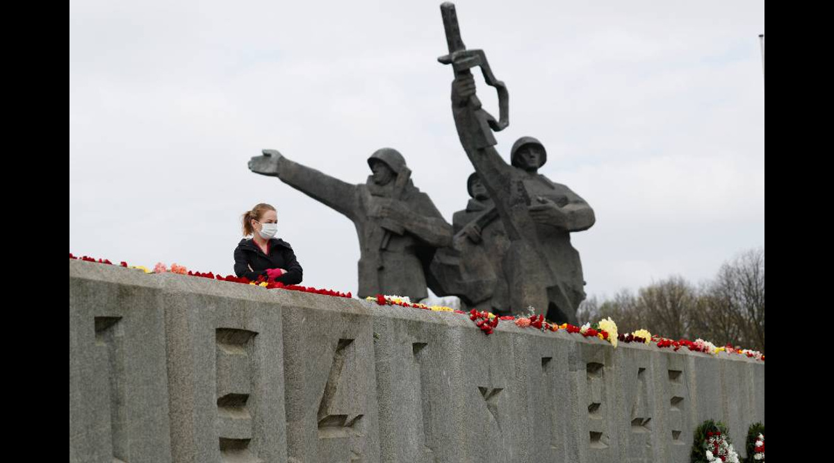 Воин освободитель снесли. Памятник советским воинам в Риге. Памятник освободителям Риги. Рига памятник воинам освободителям. Демонтаж памятника освободителям Риги.