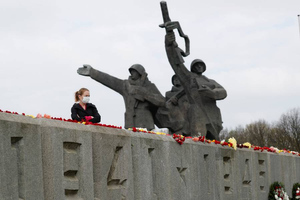 "Делают ужасные вещи": Сенатор Цеков жёстко раскритиковал планы Киева переименовать Великую Отечественную войну