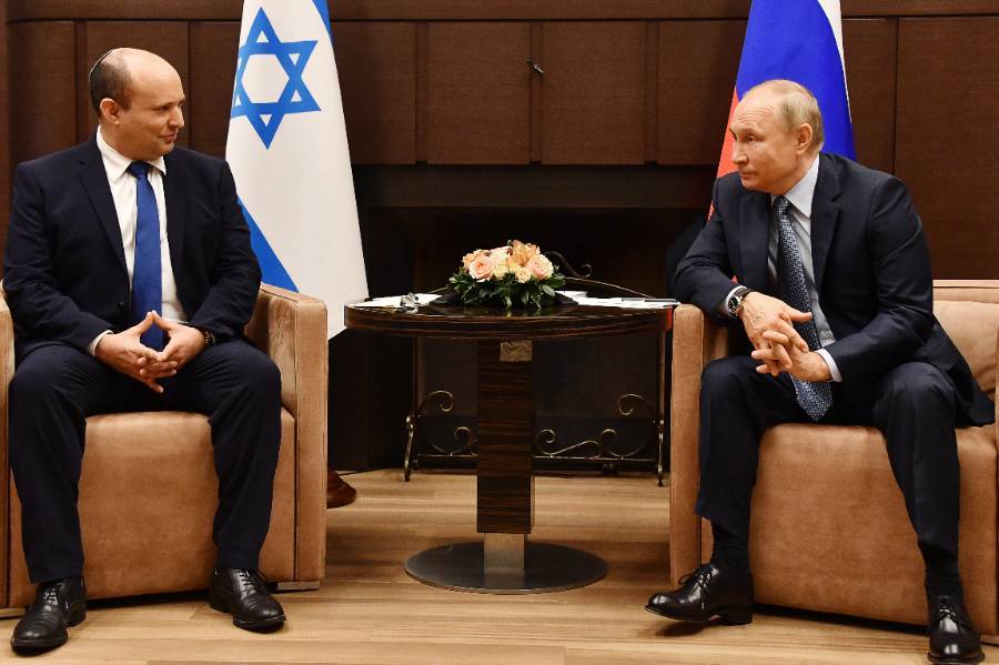 <p>Нафтали Бенет и Владимир Путин. Фото © ТАСС / POOL / Евгений Биятов</p>