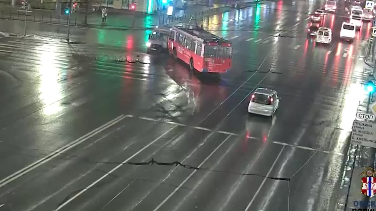 Момент столкновения троллейбуса и маршрутки в Омске попал на видео