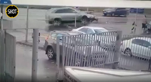 Момент тарана матери с двумя детьми после ДТП в Москве попал на видео