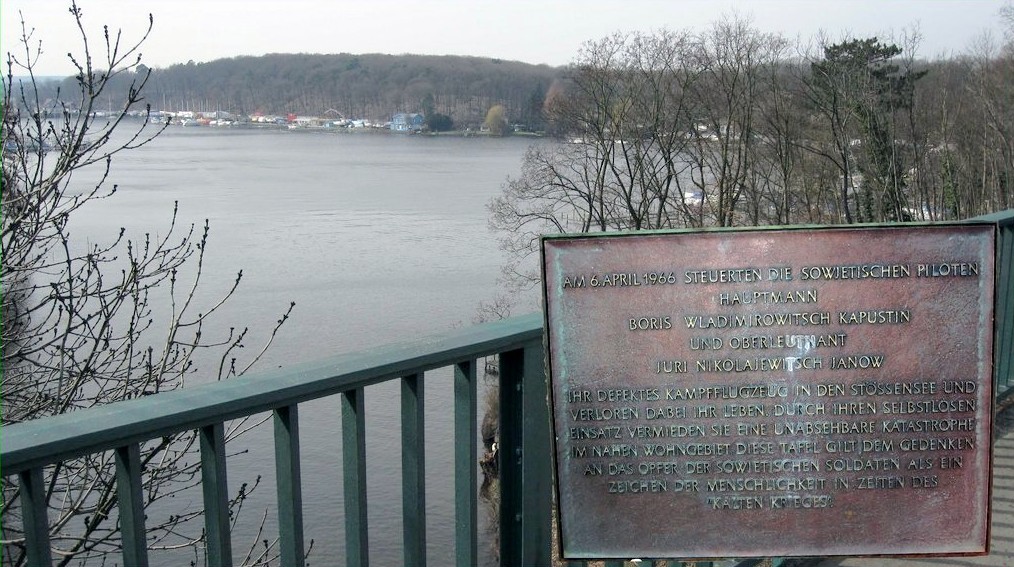 Мемориальная табличка в честь подвига советских лётчиков на мосту озера Штёссензее. Фото © Wikipedia / Konstantin Er