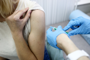 Минздрав разрешил кормящим мамам вакцинироваться от ковида "Спутником V"