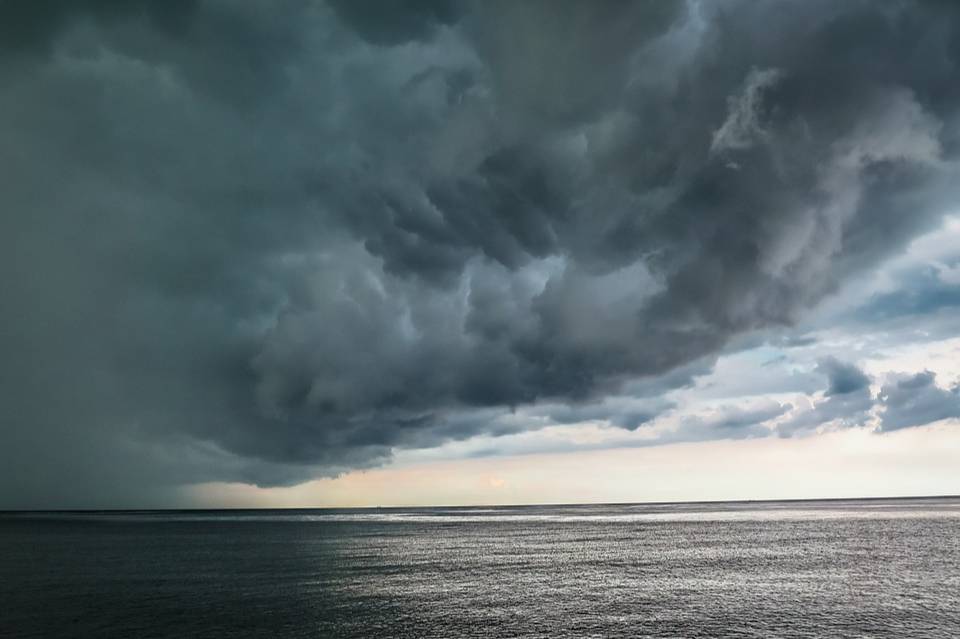 В Сочи объявили штормовое предупреждение из-за ливней со шквалистым ветром