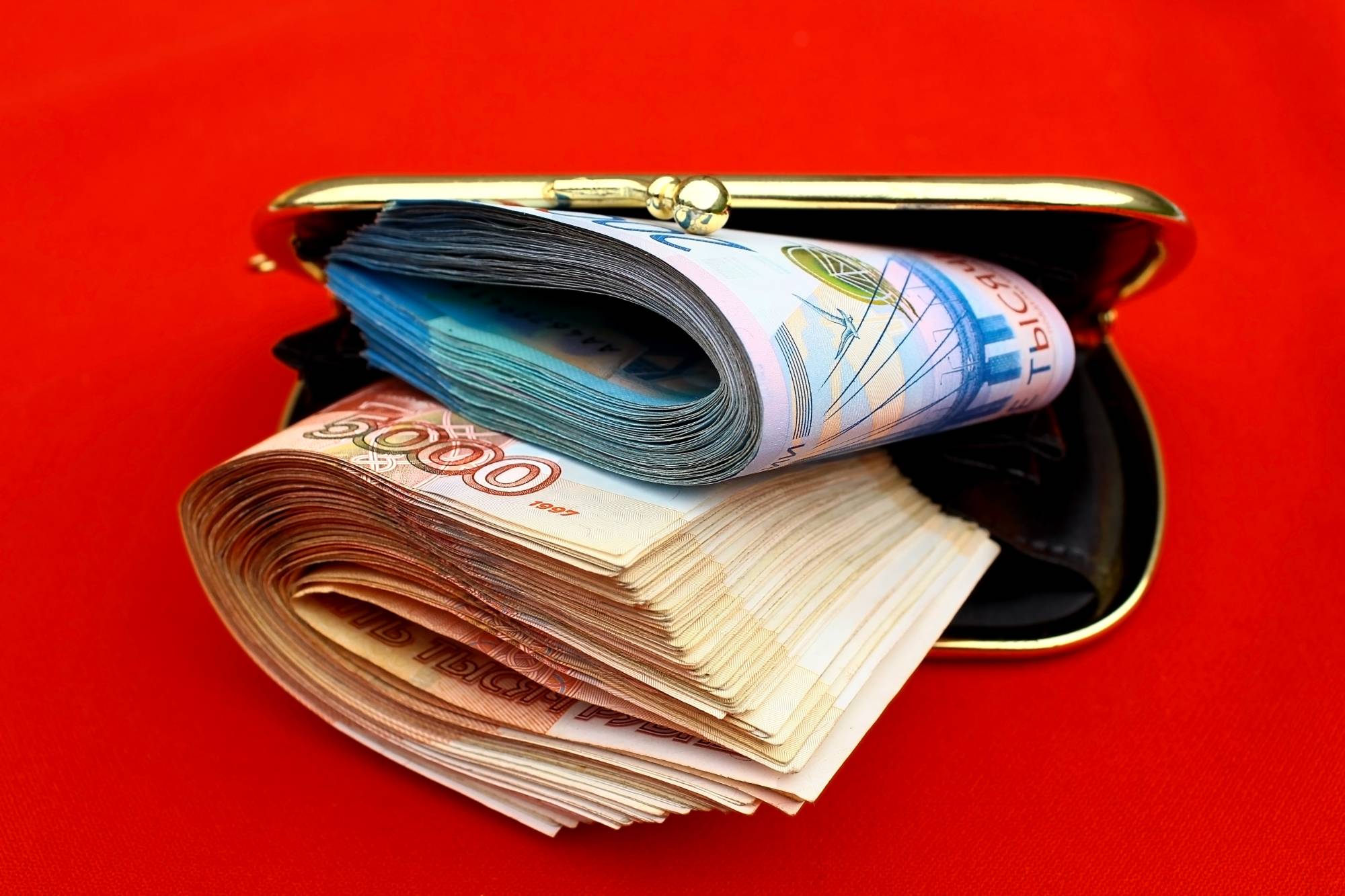 Приближается новый валютный цикл: Где стало опасно хранить наличные, откуда пора забирать сбережения и как их спасти