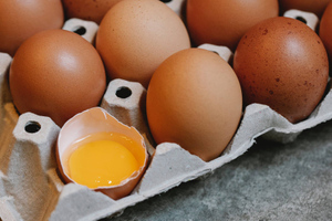 Диетолог рассказала, яйца какого цвета не стоит покупать