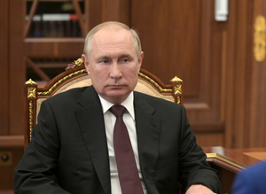 Путин поручил "Газпрому" увеличить закачку газа в европейские хранилища
