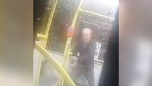 Петербуржец с молотком и ножами напал на автобус и умер при попытке сбежать