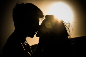 Учёные выяснили, что "болезнь поцелуев" у подростков повышает риск склероза