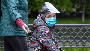 Число заболевших ковидом детей в Москве в новую волну выросло в 2–3 раза