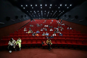 Петербург с 8 ноября вводит запрет на работу кинотеатров и заведений общепита в ночное время