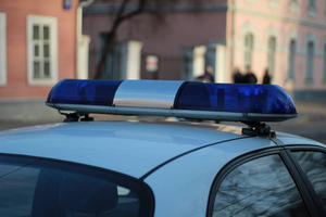 В Красноярске мужчина напал на школьницу с камнем, раздел и ограбил