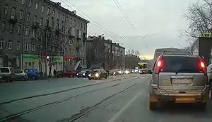 В Новосибирске автомобиль сбил маму с маленькой дочкой на пешеходном переходе