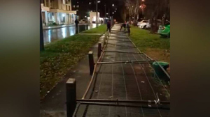 В Москве строительные ограждения придавили коляску с ребёнком