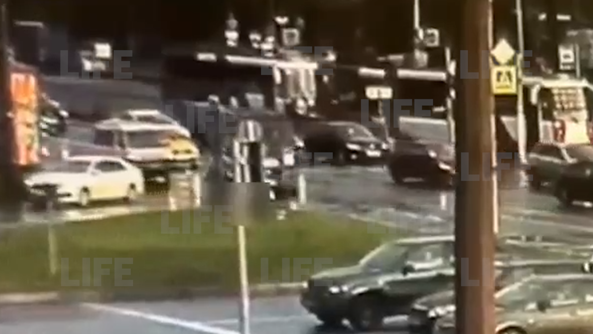 Лайф публикует видео с моментом столкновения двух трамваев в Петербурге
