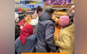 Пенсионеры в Житомире накинулись на социальный хлеб
