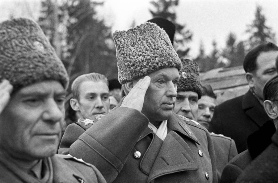 Маршал Советского Союза Константин Рокоссовский (в центре). Фото © ТАСС / Николай Акимов