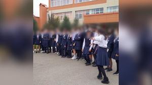 Мальчики в Алма-Ате после суицида одноклассника пришли в школу в юбках в знак протеста