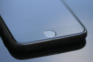 Учёные разработали небьющееся стекло для смартфонов