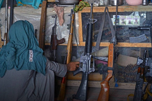 Талибы ввели в Афганистане запрет на продажу оружия и машин без лицензий
