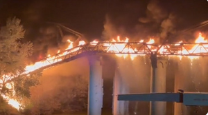 В Риме из-за сильного пожара частично обрушился старинный мост