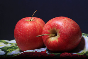 Диетолог рассказала, кому следует отказаться от яблок