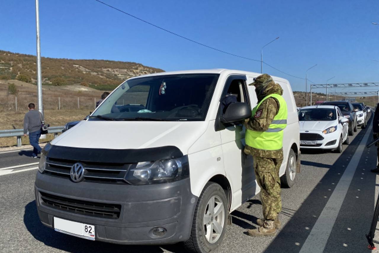 Более 200 автомобилей развернули на въезде в Севастополь при проверке QR-кодов