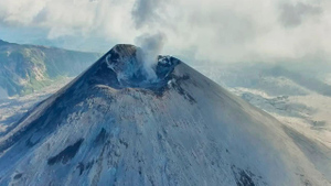 На Камчатке вулкан Карымский выбросил столб пепла