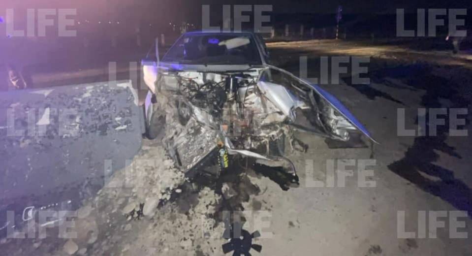 Вырвало двигатель: Лайф публикует фото разбитого ВАЗа, в котором родители везли 9 детей