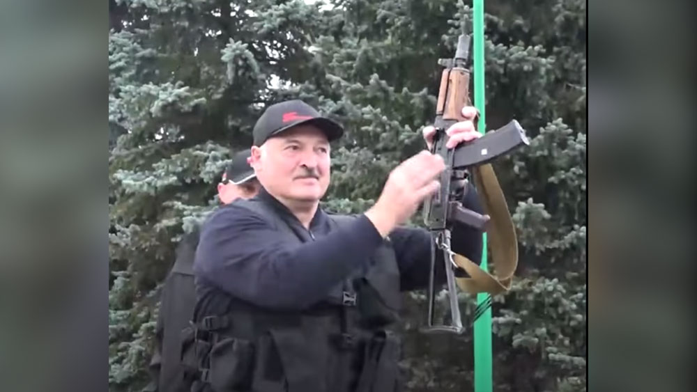 Во Дворце независимости в Минске выставили автомат Лукашенко и флаг с надписью "За Батьку"