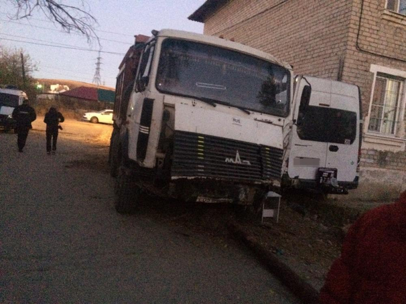 Пьяный житель Волгограда на угнанном у отца грузовике протаранил два дома