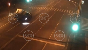 Развернуло на 360 градусов: Камера сняла, как летящий BMW разнёс в щепки грузовичок в Москве