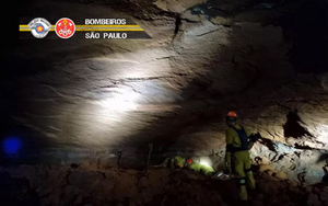 В Бразилии 12 пожарных попали под завалы в пещере во время учений