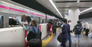 Мужчина с ножом напал на пассажиров в поезде в Токио, пострадало не менее 15 человек