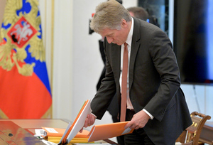 Призыв выслать из США 300 российских дипломатов носит эмоциональный характер, считают в Кремле