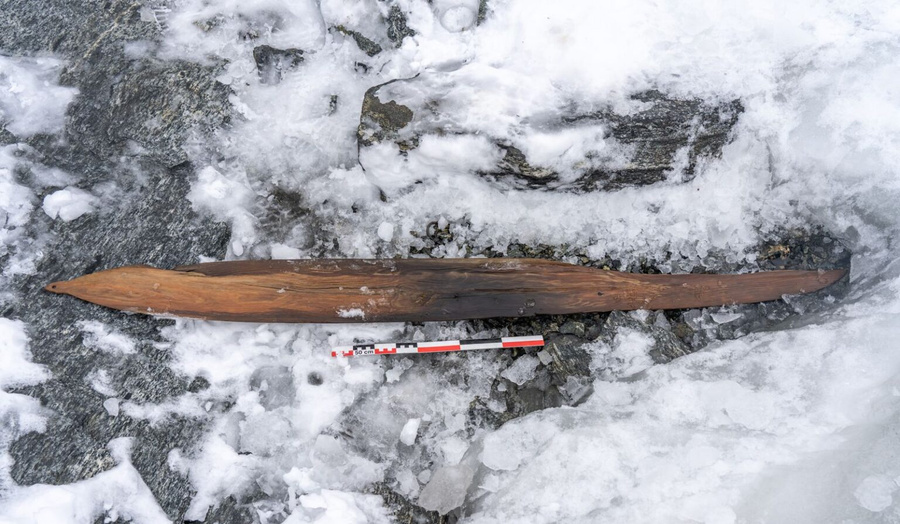 В Норвегии археологи нашли самые древние лыжи возрастом 1300 лет. Фото © Secrets of Ice program