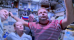 "Привет с орбиты!": "Роскосмос" опубликовал новые фото Пересильд и Шипенко на МКС