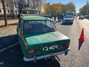 На севере Москвы 21-летний водитель без прав вылетел на тротуар и сбил троих человек