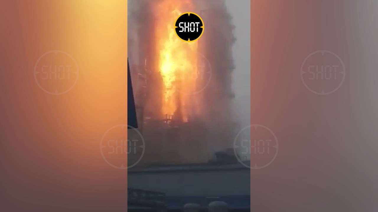 Языки пламени высотой с многоэтажку: В Амурской области произошёл взрыв на газоперерабатывающем заводе