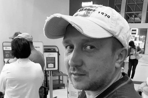 Лежал в захламлённой бутылками квартире: Появились подробности смерти концертного директора Евгения Шампорова 