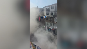 Клубы пыли и крики людей: Появилось видео первых минут после обрушения дома в Батуми