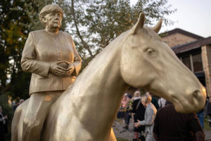 "Вечный канцлер": В Германии установили памятник Ангеле Меркель верхом на лошади