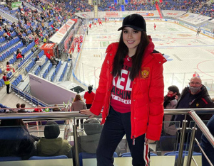 "Я вас засужу": Загитова потребовала удалить её фото, сделанные на хоккейном матче