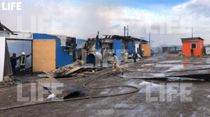 Крупный пожар на территории склада и автосервиса произошёл в Красноярске