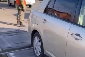 Россиянка бросила дочь в запертой машине прямо на путях, авто руками передвинули очевидцы
