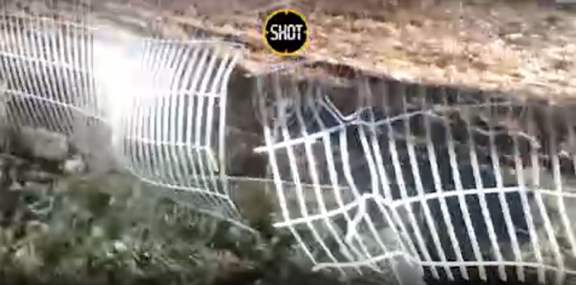 Неизвестный дважды протаранил металлический забор в 200 метрах от ВПП во Внуково